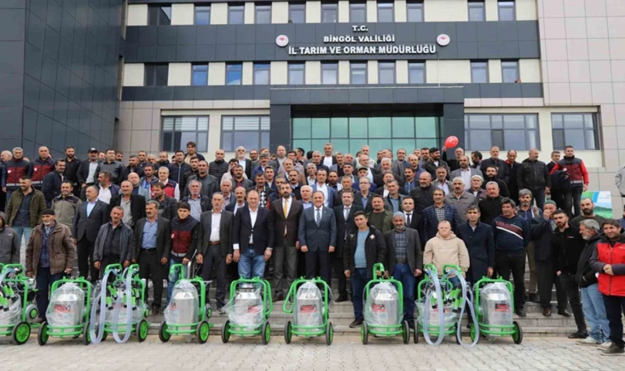 Bingöl’de Süt Sığırcılığını Geliştirme Projesi kapsamında çiftçilere yüzde 50 hibeli süt sağım makinesi dağıtıldı.